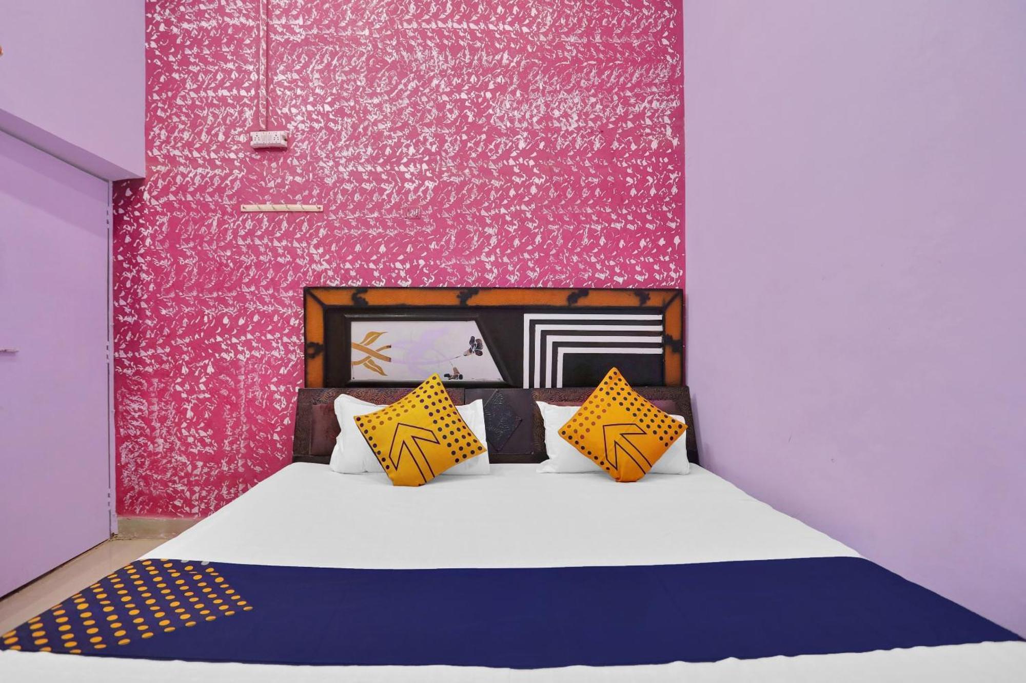 Hotel O Aniruddha Palace Mathura Extérieur photo